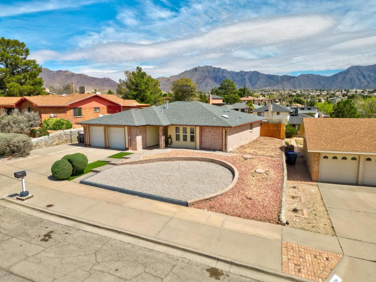 Home With Mountain View/Pool/Tub El Paso Bagian luar foto